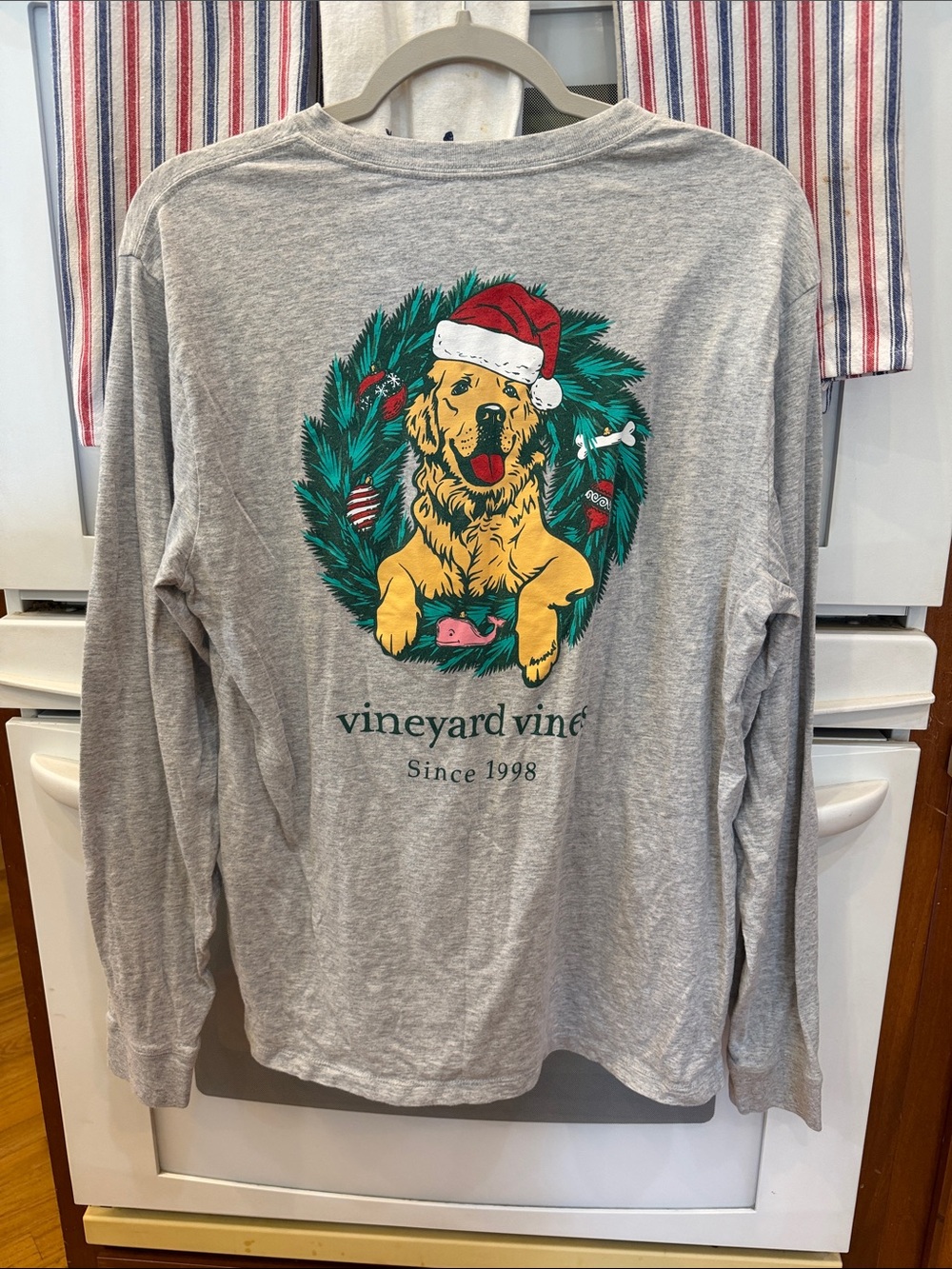 Vineyard Vines Gray Long-Sleeve Tee with Festive Golden Retriever Graphic